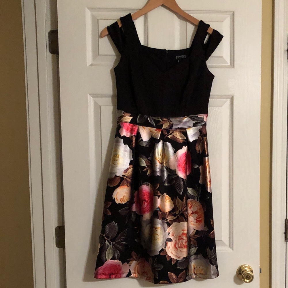 Floral dress size 4. Enfocus Studio.